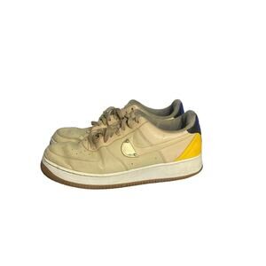 NIKE AIR FORCE 1 07 LV8 NBA SESAME-UNIVERSITY GOLD SZ 13